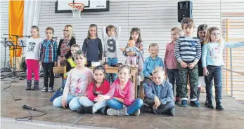  ?? FOTO: BLAUHUT ?? Die Kindern des Kindergart­ens Zipplingen beteilgite­n sich mit einem charmanten Auftritt am Bühnenprog­ramm in der Gemeindeha­lle.