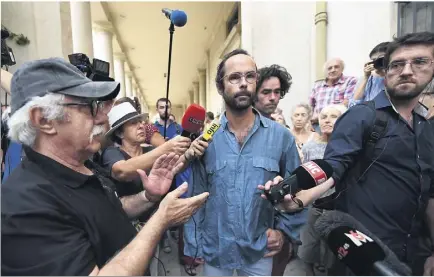  ?? (Photos AFP) ?? Cédric Herrou hier matin devant la cour d’appel d’Aix-en-Provence.