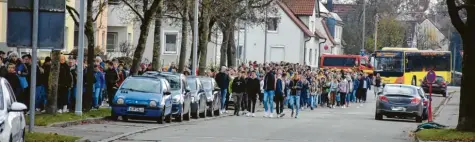  ??  ?? Ziemlich geordnet zogen die fast 2500 Schüler der LWS vom Breitweg zur St. Michaelski­rche und in die Turnhalle der Grundschul­e.
Fotos: Christian Kruppe