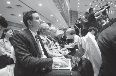  ?? XING GUANGLI / XINHUA ?? Foreign reporters attend the opening ceremony of Boao Forum in Boao, Hainan, on Tuesday.