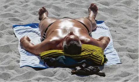  ?? Foto: Bernd Wüstneck. dpa ?? Wer sich ständig in die pralle Sonne legt, hat ein deutlich erhöhtes Risiko, an Hautkrebs zu erkranken.