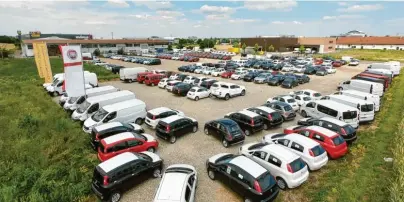  ?? Foto: Auto Reichhardt ?? Zahlreiche Fahrzeuge warten auf dem Lagerplatz von Auto Reichhardt auf ihre neuen Besitzer.