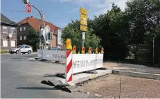  ?? RP-FOTO: ANJA SETTNIK ?? Zwischen der Kalkarer Straße und der Voßheide muss noch Asphalt auf Straße und Radweg aufgebrach­t werden.