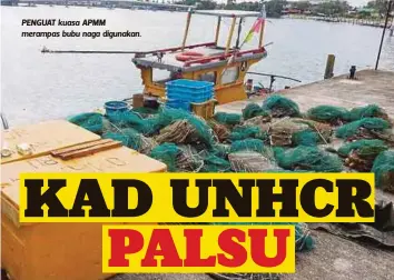  ??  ?? PENGUAT kuasa APMM merampas bubu naga digunakan.