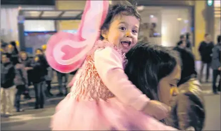  ?? PEDRO MADUEÑO ?? Una niña disfrazada y su madre en una imagen tomada en los días de carnaval del año pasado