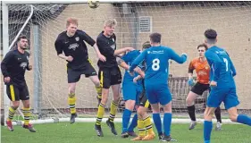  ?? ?? Wellbank (black) beat Invergowri­e AFC 3-2 in the Midlands Scotia Drainage Solutions Division One clash at Wellbank.