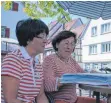  ?? FOTO: BARBARA SOHLER ?? Mary Köberle-Mainusch (rechts) und ihre Schwester Monika Kretschmer hadern noch immer sehr damit, ob die Krebserkra­nkung von Christian Mainusch nicht hätte eher erkannt werden müssen.