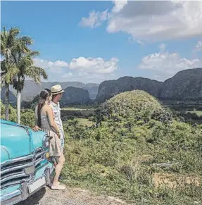  ??  ?? Viñales es uno de los escenarios naturales más espectacul­ares de la isla.