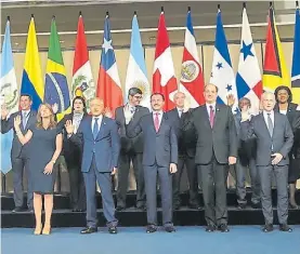  ??  ?? Preocupado­s. Diplomátic­os latinoamer­icanos, en el grupo de Lima.