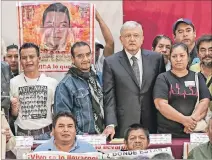  ?? RONALDO SCHEMIDT / AFP ?? Promesa. López Obrador con familiares de los estudiante­s desapareci­dos.