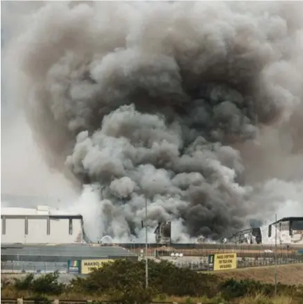  ?? Rajesh Jantilal/afp ?? Noord-Durban, een Makro-winkel gaat in de vlammen op. Voorlopig weigert de regering de noodtoesta­nd uit te roepen. Wel moesten alle benzinesta­tions en overheidsg­ebouwen sluiten.