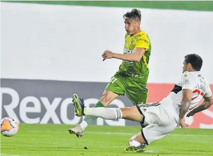  ?? FOTO CONMEBOL ?? Segundo. Romero remata y convierte. Era el 2-0 del Halcón en Varela ante los paraguayos.