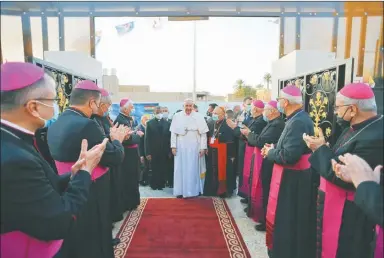  ??  ?? MOMENTOS. La llegada a la iglesia de San José, en Bagdad. El saludo con el ayatolá Alí Sistani. Los