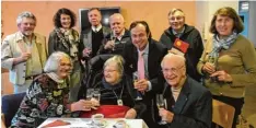  ?? Foto: Anni Hartmann ?? Viele Gäste kamen, um Gertraud Fendt (vorn Mitte) zu ihrem 90. Geburtstag zu gra tulieren.