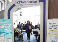  ?? MIFTAHUL HAYAT/JAWA POS ?? TAAT: Wajib pajak melaporkan SPT pajak penghasila­n di KPP Pratama Jakarta Kebayoran Baru 1, Jakarta, kemarin.