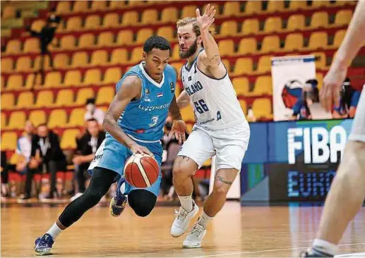  ?? Fotos: FIBA ?? Ivan Delgado kommt gegen Island um Sigtryggur Björnsson (r.) 18 Minuten zum Einsatz.