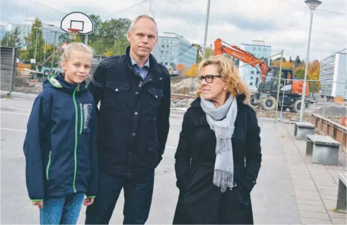  ?? FOTO:CHARLOTTE ÅRLING ?? POPULÄR. Eleverna, däribland elvaåriga Rebecka Rang, gillar att spela basket och vill kunna fortsätta med det även när bostäder ska byggas invid skolan och 1 200 meter skolgård försvinner. Det vill hennes pappa Roger Rang och skolans rektor Anna Cederwall också.