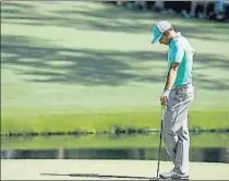  ?? FOTOS: AP ?? Secuencia de un descalabro Sergio envió cinco bolas al agua en el hoyo 15, el mismo en el que inició la conquista del Masters en 2017