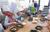  ?? FOTO: MATTER ?? Die Klasse 1/2a der katholisch­en Grundschul­e Hinsbeck besuchte die Backstube von Café Kerskens in Viersen. Die Kinder verzierten Plätzchen und aßen viele davon.