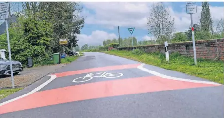  ?? FOTO: GEORG SALZBURG ?? Die Markierung macht deutlich: Fahrradfah­rer haben auf dieser Straße Vorrang. Dies ist für Landwirte mit Problemen verbunden.