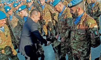  ??  ?? La visita
Il ministro degli Esteri Di Maio in visita ai militari italiani della missione Unifil, nel Sud del Libano, nella base militare di Shamaa (Afp)