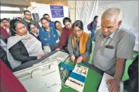  ?? SANCHIT KHANN/HT PHOTO ?? Polling officers at a training centre in New Delhi on Saturday.