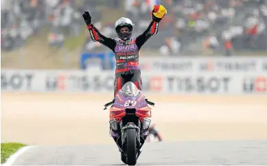  ?? JOSÉ BRETÓN/AP PHOTO ?? Jorge Martín levanta los brazos sobre la moto tras conseguir la victoria ayer.