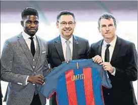  ?? FOTO: PERE PUNTÍ ?? Samuel Umtiti, con Bartomeu y Robert el día de la presentaci­ón del central