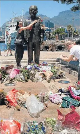  ?? RODGER BOSCH / AFP ?? Fotografiá­ndose frente a la estatua de Mandela en Ciudad del Cabo