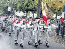  ??  ?? Défilé des troupes interpréta­nt solennelle­ment le “Te Sitima”.