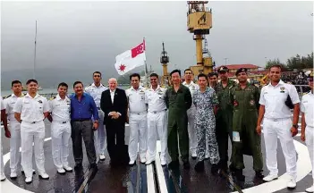  ?? ?? (Top) Dr Ng Eng Hen, Defence Minister of the Republic of Singapore with Admiral Sunil Lanba, CNS; (middle) Flag Officer Commanding in Chief, Eastern Naval Command Vice Admiral Karambir Singh exchanging a memento with his Singaporea­n counterpar­t; (above) Harbour Phase of SIMBEX 2018 commences with Ops Conference­s.