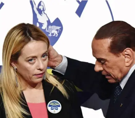  ??  ?? Voorlopig is alles nog koek en ei tussen Silvio Berlusconi en diens centrumrec­htse coalitiege­noten: de neofascist­ische Broeders van Italië, met voorzitste­r Giorgia Meloni (l.), en de Lega Nord, met voorzitter Matteo Salvini (r.).
