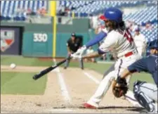  ?? TOM MIHALEK — THE ASSOCIATED PRESS ?? The Phillies’ Freddy Galvis connects for a walk-off, gamewinnin­g hit in the ninth inning Sunday against the Atlanta Braves. It was the second straight walk-off win for the Phils.