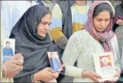  ?? SAMEER SEHGAL/HT ?? ■ DREAMS DASHED: Relatives of victims with their pictures at Bhoewal village near Amritsar on Wednesday.