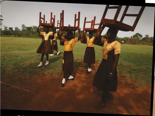  ??  ?? Studentess­e ghanesi portano le sedie per la cerimonia
di inaugurazi­one della Maranatha
Maternity Clinic.
(Randy Olson/National Geographic,
2007)