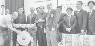  ??  ?? OFFICIAL OPENING ... Yap hits the gong to mark the start of the KSKA Inter-School Championsh­ip at SM Shan Tao here yesterday.