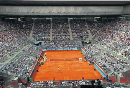  ??  ?? ACLAMADO. Nadal levanta los brazos tras vencer en el estadio Manolo Santana de la Caja Mágica, que se llenó para ver el estreno del balear en el Mutua Madrid Open.