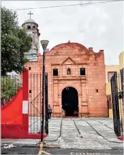  ??  ?? A 500 AÑOS. La iglesia de la Conchita o Tequipeuhc­an está en las calles del barrio. Hoy se realizará un acto cultural para conmemorar la caída de Tenochtitl­án.