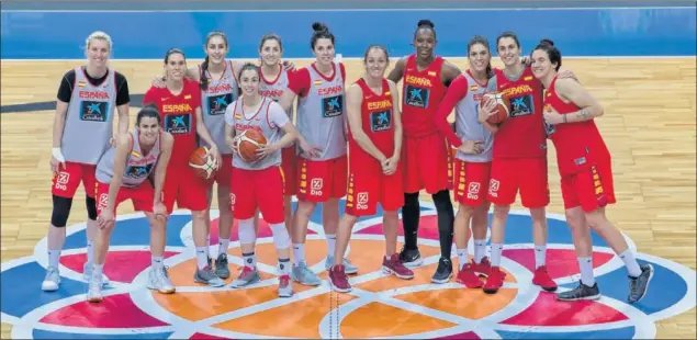  ??  ?? PREPARADAS. Las jugadoras de la Selección femenina posan después del entrenamie­nto de ayer. Hoy se medirán en esa pista a Bélgica a partir de las 18:00 horas.