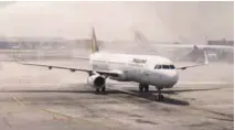  ?? ASHRAF SHAMSUL/ THE SUN ?? Water cannon salute to welcome the return of Philippine Airlines to Kuala Lumpur.