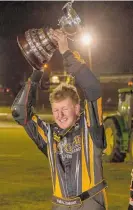  ?? Photo / SB O'Hagan Photograph­y ?? Randal Tarrant celebrates with the New Zealand Superstock Championsh­ip Cup.