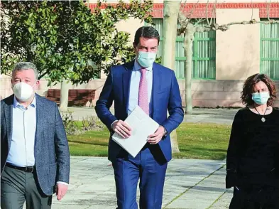  ?? RUBÉN CACHO/ICAL ?? El consejero de la Presidenci­a, Ángel Ibáñez, junto a Paloma Rivero, entre otros