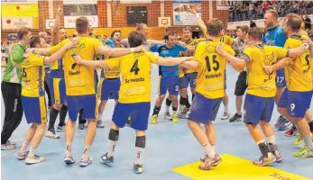  ?? FOTO: PETER PISA ?? Die Konstanzer Handballer bejubeln nach dem 30:26-Sieg beim TV Neuhausen den Klassenerh­alt in der zweiten Bundesliga.