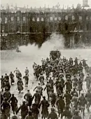  ??  ?? OVER Dette kjente bildet viser stormingen av Vinterpala­sset under oktoberrev­olusjonen.