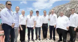  ?? PRESIDENCI­A ?? Visita. El presidente Danilo Medina junto a los los inversioni­stas Stephen Hunter, Álvaro Peña y Jordi Perfot. Los acompañó el embajador de Canadá, Steven Cote, y funcionari­os dominicano­s.