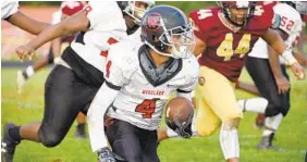  ?? KENNETH K. LAM/BALTIMORE SUN ?? Woodlawn’s Jawan Rabb scores on a 14-yard touchdown run against New Town with 1.3 seconds remaining in the third quarter. It was his team’s only offensive touchdown.