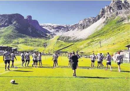  ?? Photo RCT ?? Les Toulonnais ont pu retrouver les entraîneme­nts classiques durant leur stage de cohésion à Tignes la semaine dernière, avant de passer un premier test ce vendredi contre Grenoble.