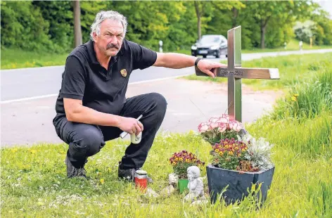  ?? FOTO: CHRISTOPH REICHWEIN ?? Wolfgang Stoppa am Unfallkreu­z für seinen Sohn Normen an der L 491 nahe Kamp-Lintfort: Hier verunglück­te der 19-Jährige 2010 tödlich.