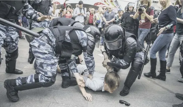  ?? PICTURE: EVGENY FELDMAN/AP ?? 0 Police detain a protester In Moscow as demonstrat­ions against Russian president Vladimir Putin were held across the country