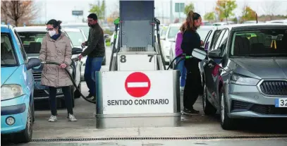  ?? J. G. F. ?? El Gobierno persigue a los vehículos que más gastan pero dará prórroga a ambulancia­s con más de 10 años